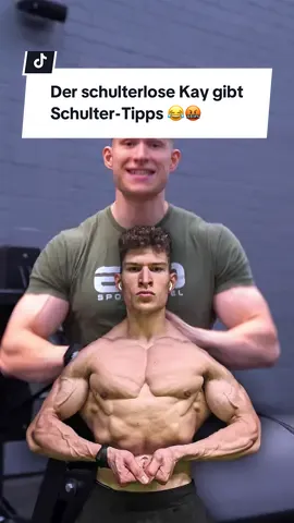 A post by @kaygedan on TikTok caption: Der schulterlose Kay gibt Schulter-Tipps 😂🤬 #muskelaufbau #fitnesstips #gymtips #fitness #shoulderworkout 