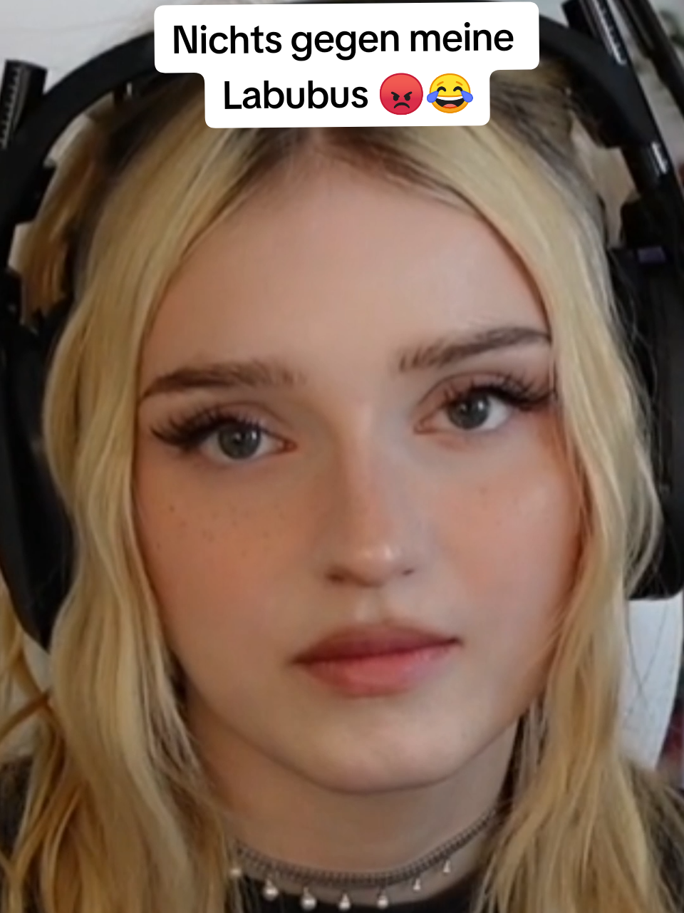 A post by @honeypuu on TikTok caption: Nichts gegen meine Labubus 😡😂 #honeypuu #labubu #labubuthemonsters #stream #viral #fyp #foryou 