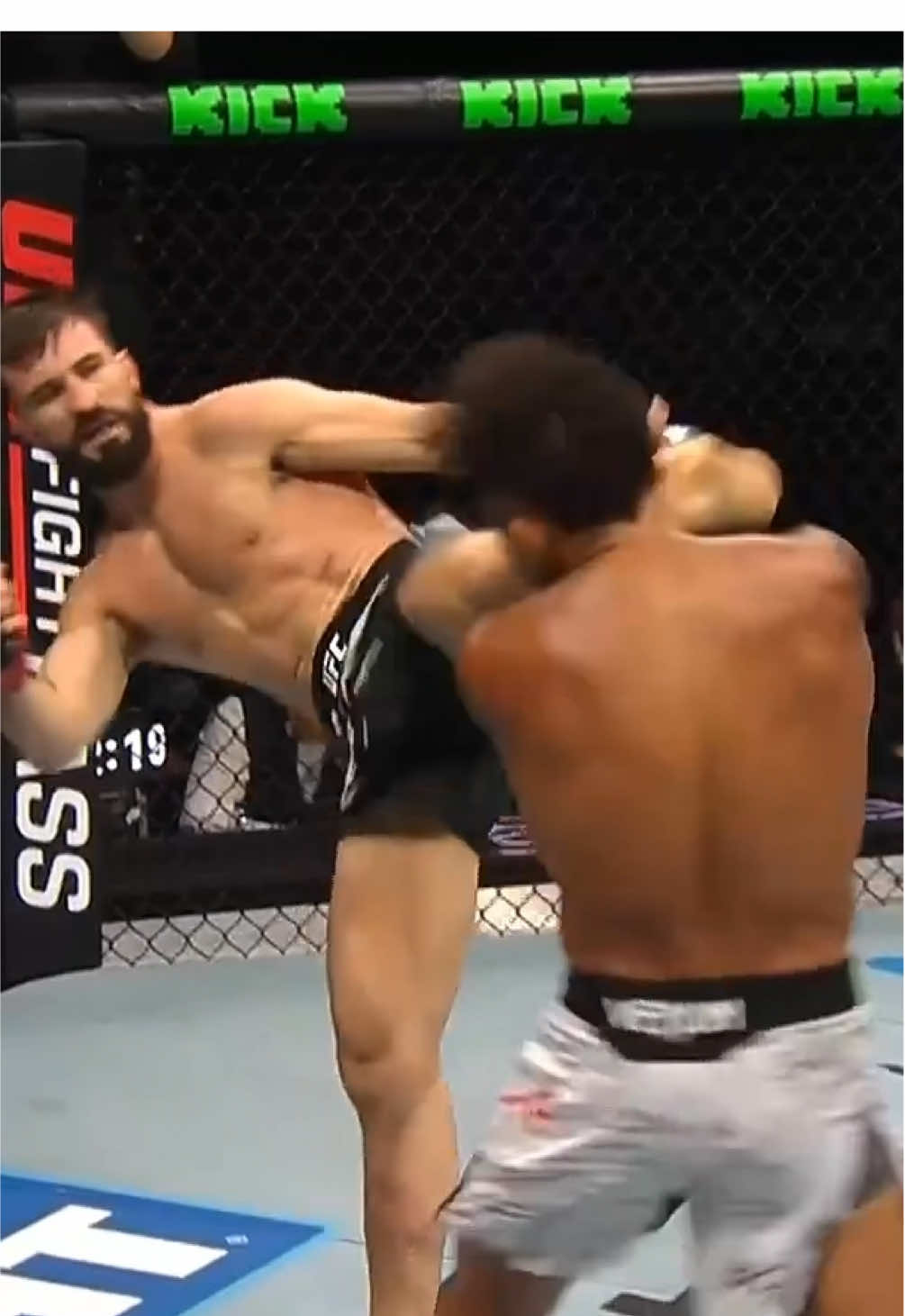 A post by @ufceurasia on TikTok caption: 🔥 Что за бой! #UFC #UFCBaku #MMA #epic #fight #comeback #brutal 