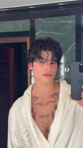 A post by @jashlem on TikTok caption: mi teléfono sigue roto 🤣