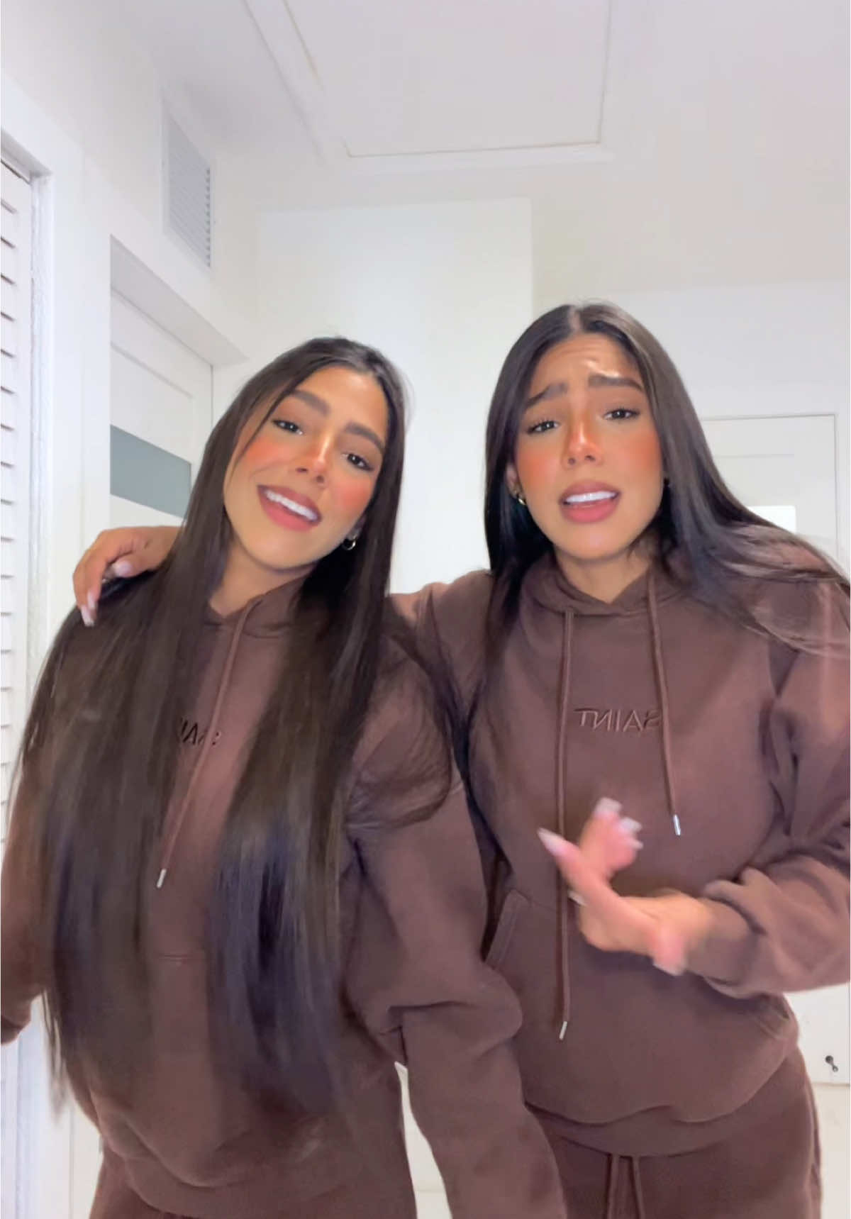 A post by @pedraza_twins17 on TikTok caption: 💋 #foryou #parati #fyp ig-pedraza_twin 