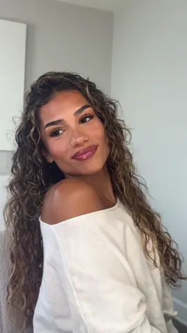 A post by @miantwins on TikTok caption: Love Island Bombshell glam 💋