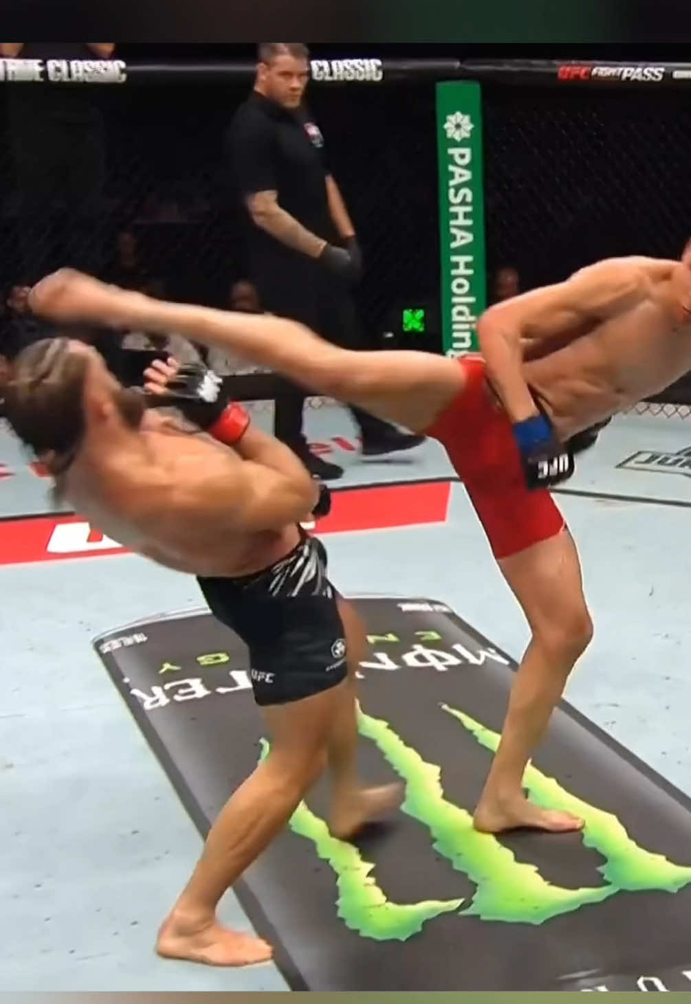 A post by @ufceurasia on TikTok caption: 🤩 Невероятная защита Рафаэля Физиева! #UFC #UFCBaku #MMA #viral #epic #epic 