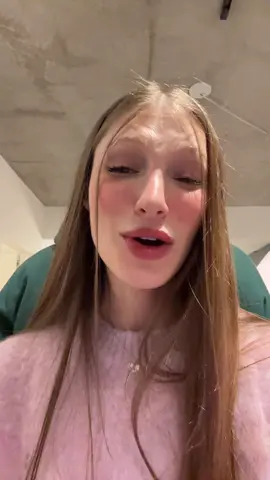 A post by @yamisafdie on TikTok caption: los hombres de verdad cantan emilia y yami #nuevamusica #pareja #emilia #yamisafdie 
