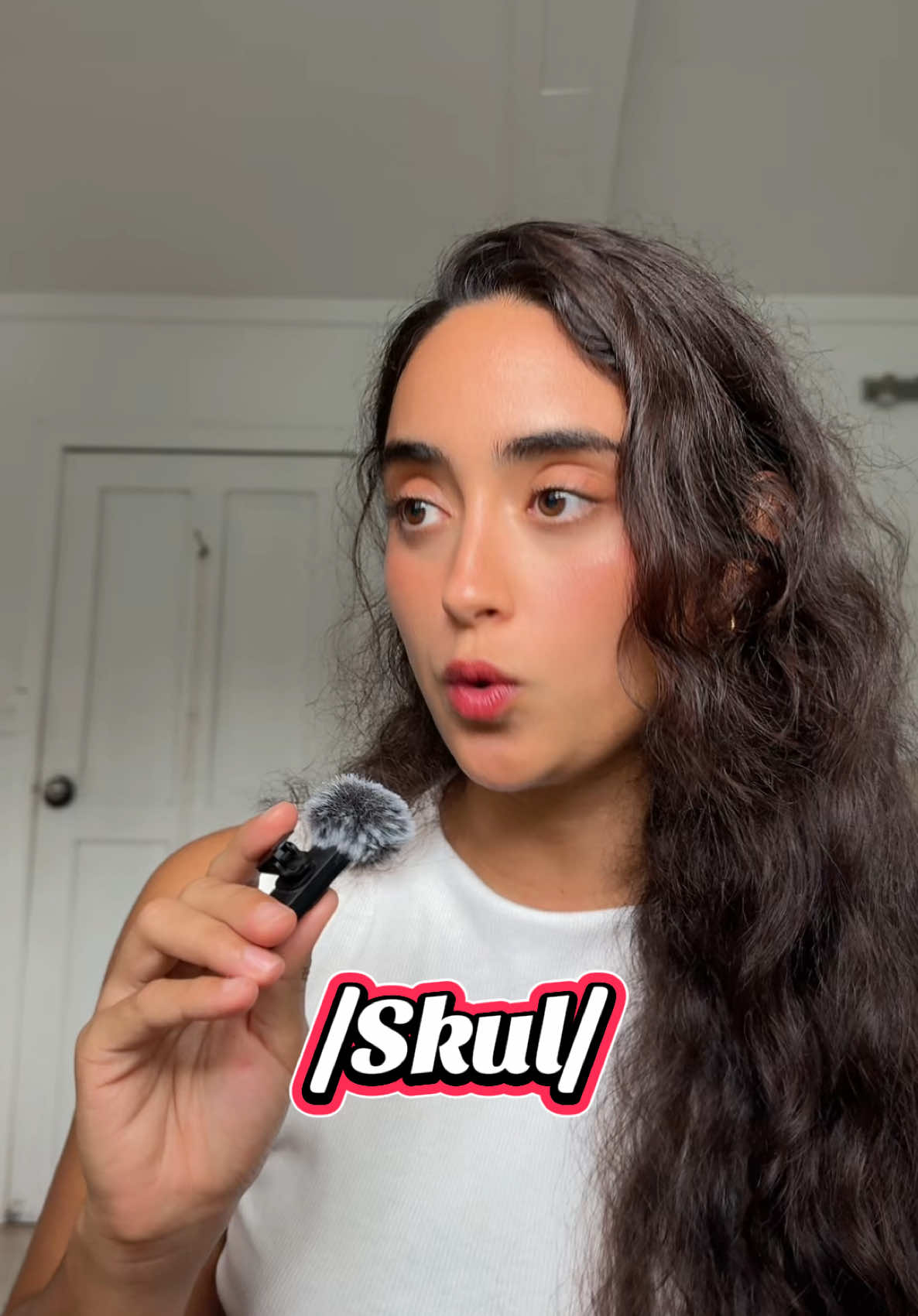 A post by @salmachavana on TikTok caption: Mejora tu pronunciación en inglés con este simple tip #ingles #aprenderingles #pronunciacioneningles #plcomopronunciarmejoringles #fonetica 