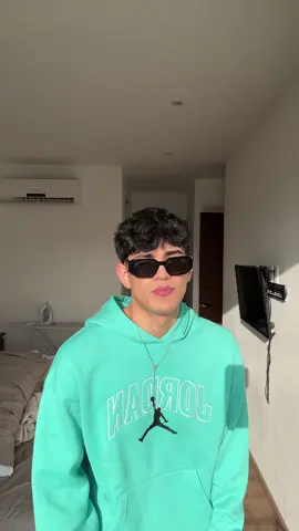 A post by @memolives1 on TikTok caption: Me perdí en tus ojos verdes #parati #para #fyp 