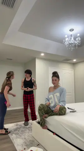 A post by @carlhoos_ on TikTok caption: El celular lo escondimos dentro de un peluche 🧸 @Mujerdebuenapasta @Yodania 🐍  #broma #bromas #carlosalbertofuentes #carlosalberto #carlhoos_ 