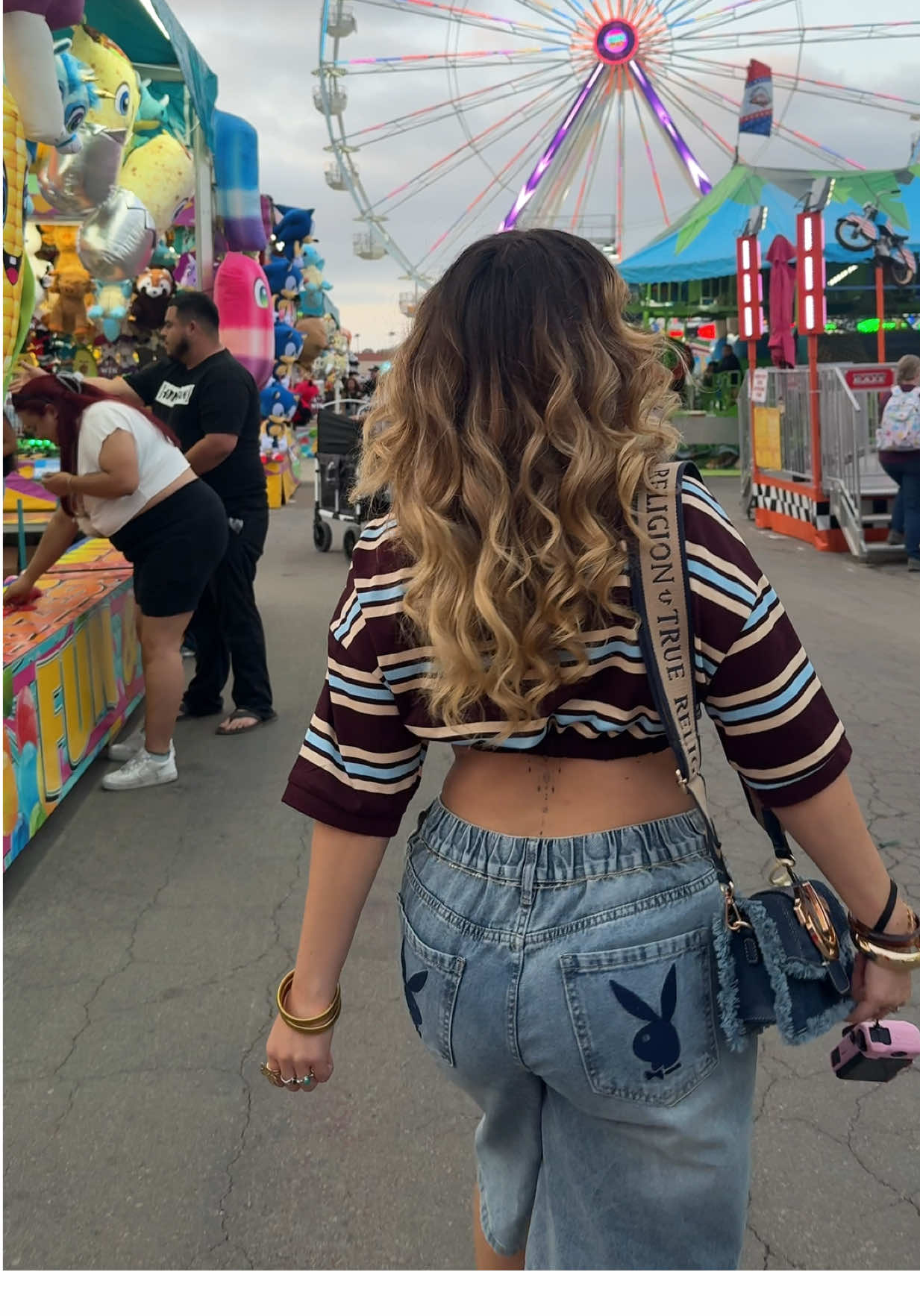 A post by @kittyyazminn on TikTok caption: Quiero un verano rosa 🥲 #karolg #sandiego #fypシ゚viral #fair 