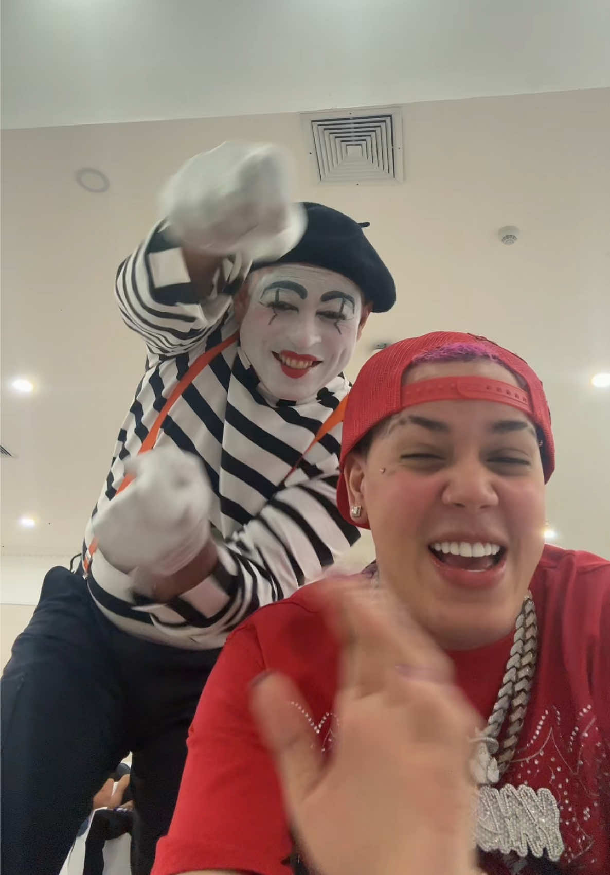 A post by @yaiseloficial on TikTok caption: #yaisellamelodia 
