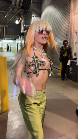 A post by @theahnamac2 on TikTok caption: ANNA MONTANAAAA😝🤣 #fyp #fypシ #viral #Tatcha #ahnamac #hannahmontana 