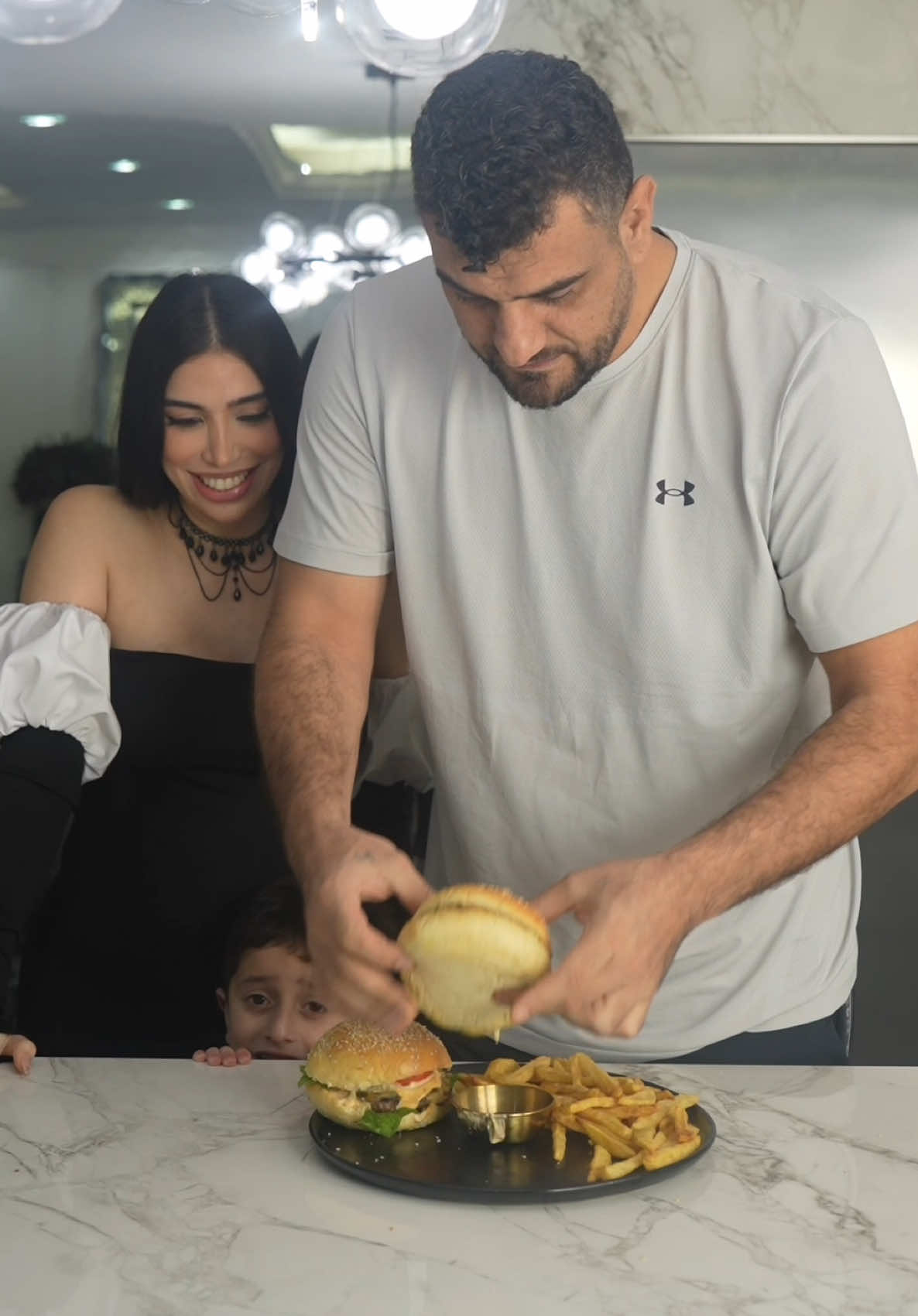 A post by @surthycooks on TikTok caption: Respuesta a @tinicash its burger day 🤰🏻✨