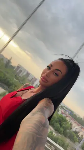 A post by @royal_deea on TikTok caption: Acel fir de păr are o problemă 🤣 #f 