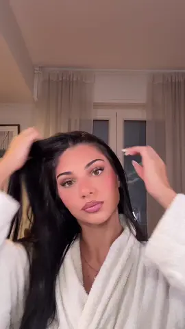 A post by @iolandadibattista on TikTok caption: GRWM easy 🤍