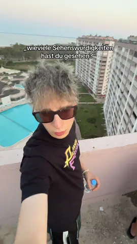 A post by @cenkgooo on TikTok caption: Soll ich einen von euch essen? #cenkgooo #essen 