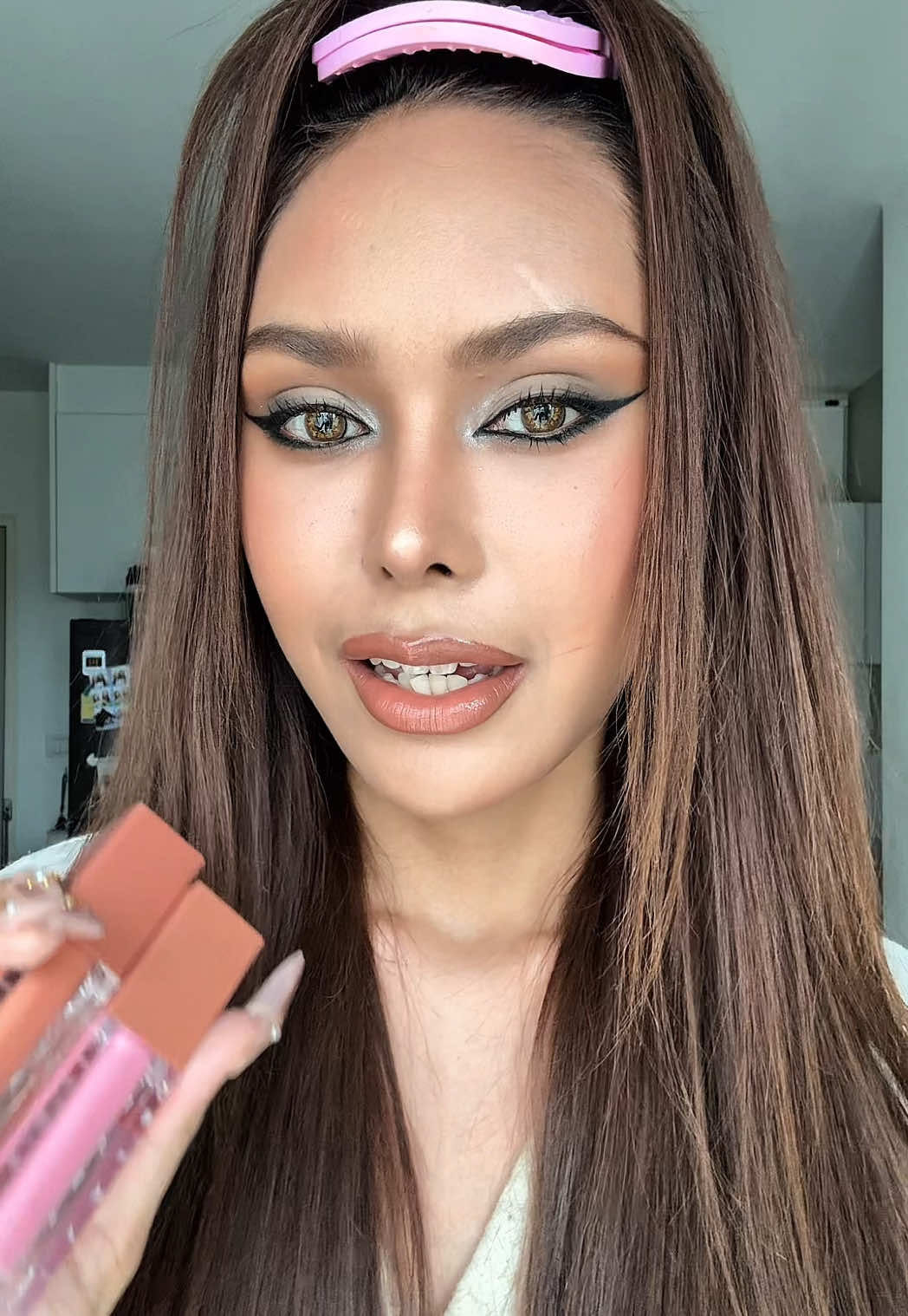 A post by @bbxxm_chr on TikTok caption: อยากเเก้มฉํ่าเเบบพี่ดารา เจอละ #บลัชออน #maybelline #รีวิวบิวตี้ 