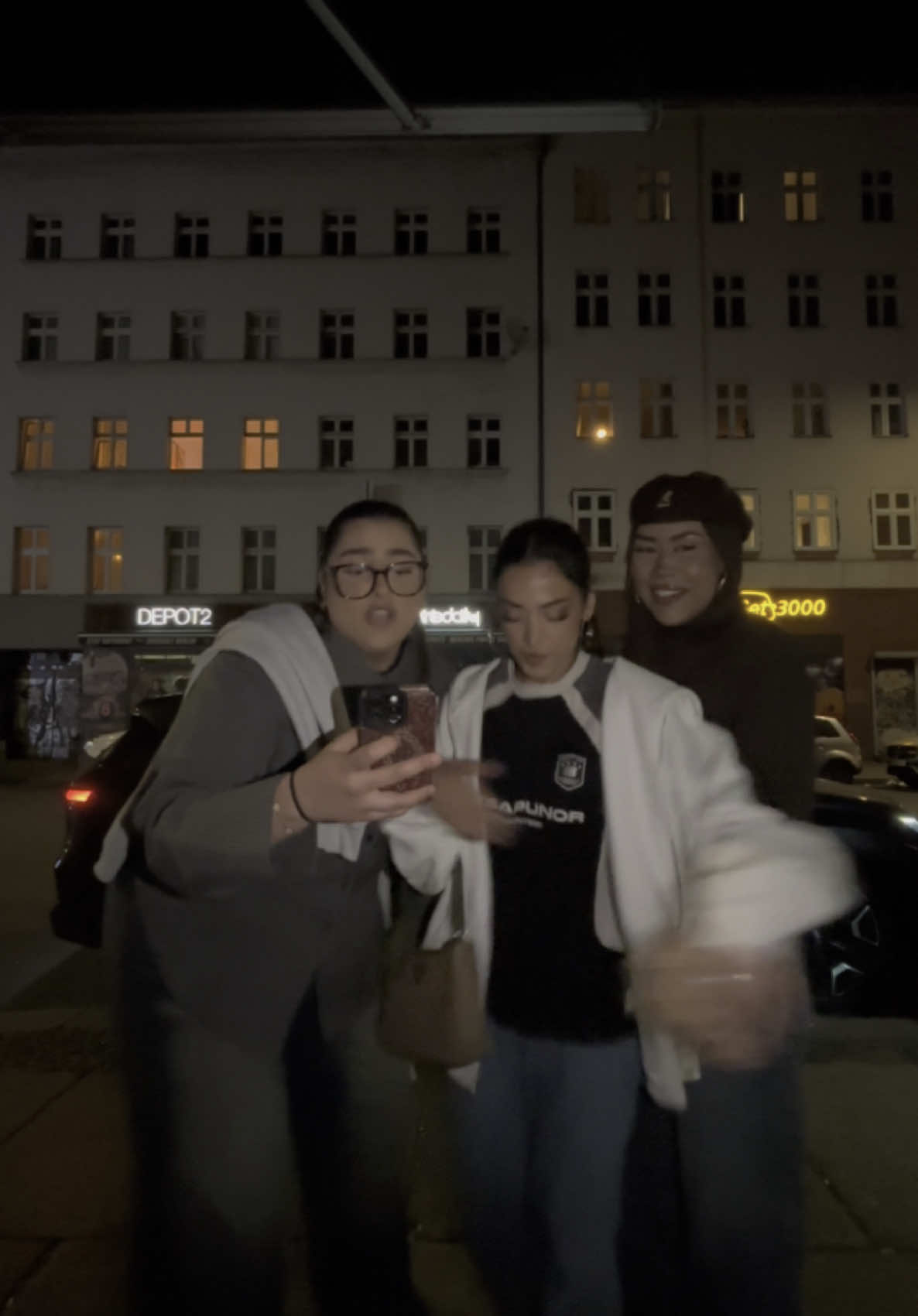 A post by @hamibees on TikTok caption: Ich liebe meine Freunde @Jennah @mariam.nenus 😭❤️