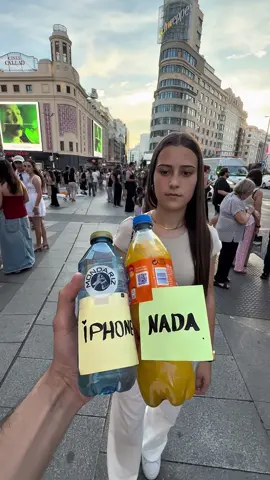 A post by @bydavidir on TikTok caption: Que prefieres Gaseosa o Agua!😱 del chico que habla @andreafxofficial #reto #sorpresa #feliz 