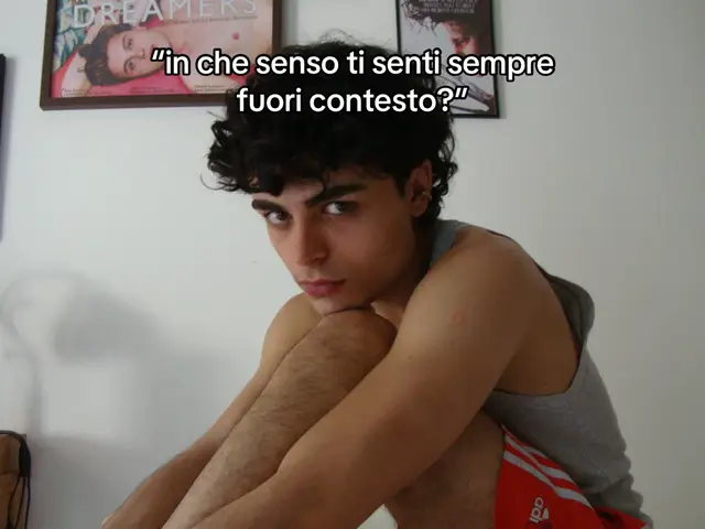A post by @ionlywearwhiteshoes on TikTok caption: i collegamenti nel mio cervello: