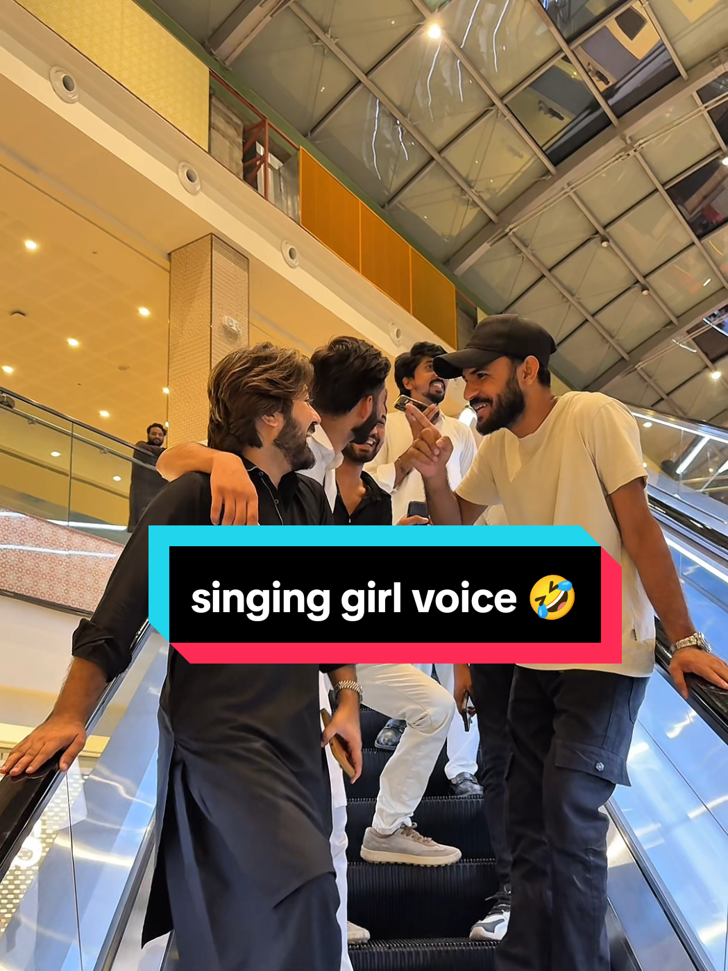 A post by @siasi_shoorli on TikTok caption: staris prank girl voice singing 😂#rj_nazim_official #siasi_shoorli #entertainment #funnyshorts 