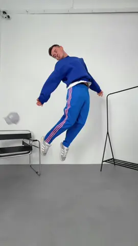 A post by @twinsstylee on TikTok caption: Odpowiadanie użytkownikowi @1/9ทีเด็ด The RESULT of jump outfit transition! 💙👕👖Jak oceniacie rezultat? 🤭💙