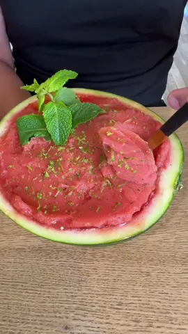 A post by @cestarpinbon on TikTok caption: SORBET PASTÈQUE 🍉🍉🍉 #recettes #ideerecette #recettesimple #recetterapide #recettefacile #recettefacileetrapide #recettesimpleetrapide #tiktokfood #cestarpinbon 