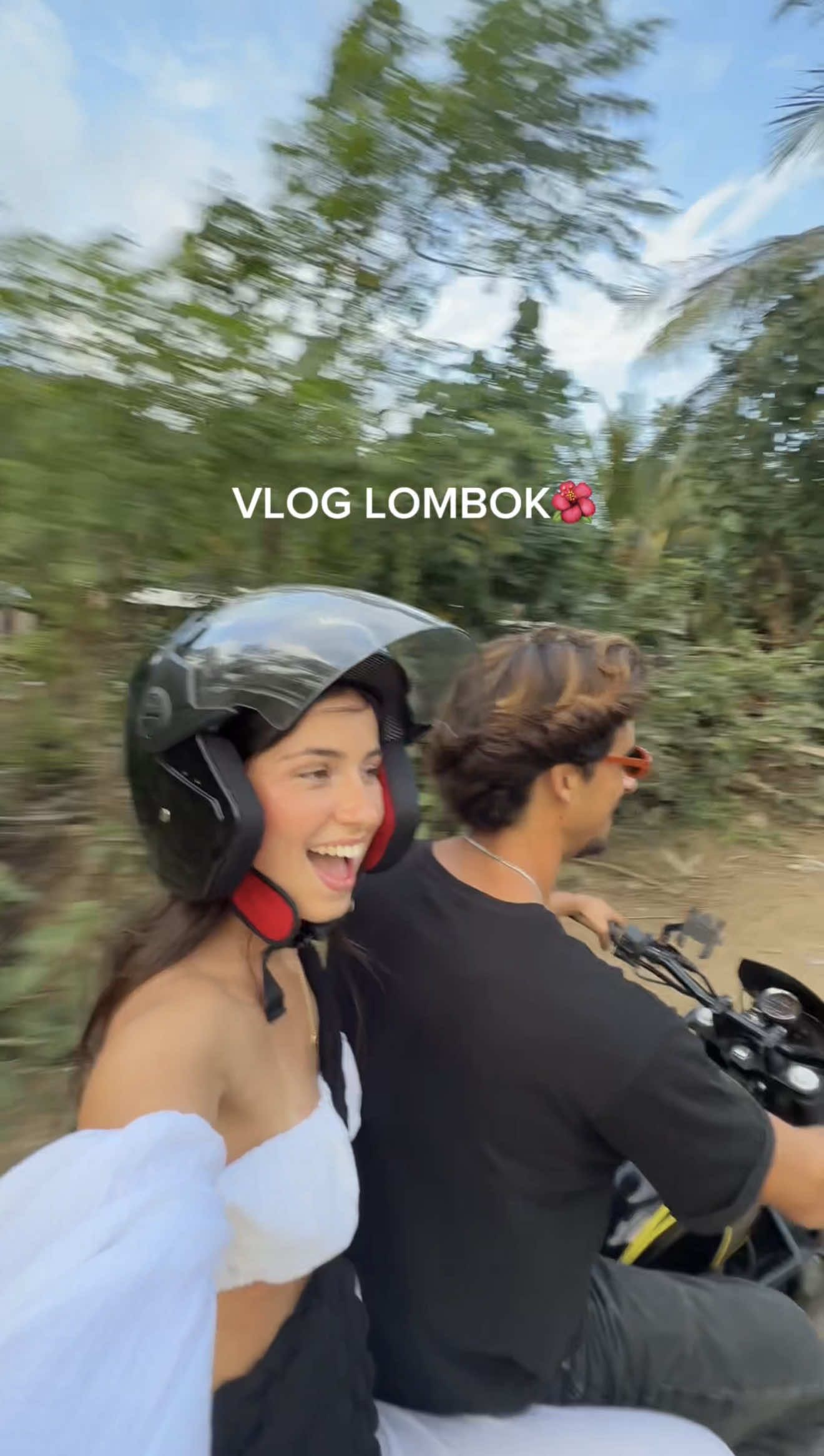 A post by @lilimaartineez on TikTok caption: último vlog por lombok🥺 pero pronto mássss⏳🤞🏻 #paratí #solotravel #lombok 