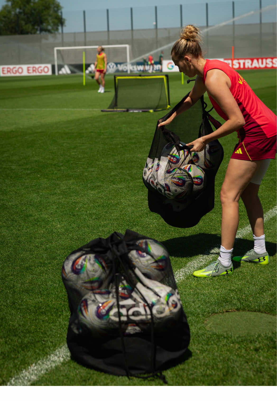 A post by @dfb on TikTok caption: Wir haben hier alles im Griff 😵‍💫 #dfbfrauen #fußball #dfb 