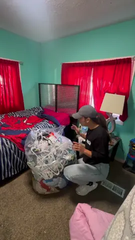 A post by @karleshion41 on TikTok caption: Hoy sacamos todo de la casa de Maria y terminé tirando todo a la basura. Solo se quedó con su Ropa y cazuelas 🥺 #Minimalismo #VidaSimple #Desapego