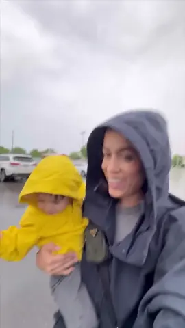 A post by @mireyadelatorre12 on TikTok caption: Hoy hubo probabilidades de tornado y de pasarlo en la casa mejor nos fuimos con Ale para estar todos juntos ☔️💧 #Tornado #Clima #Seguridad