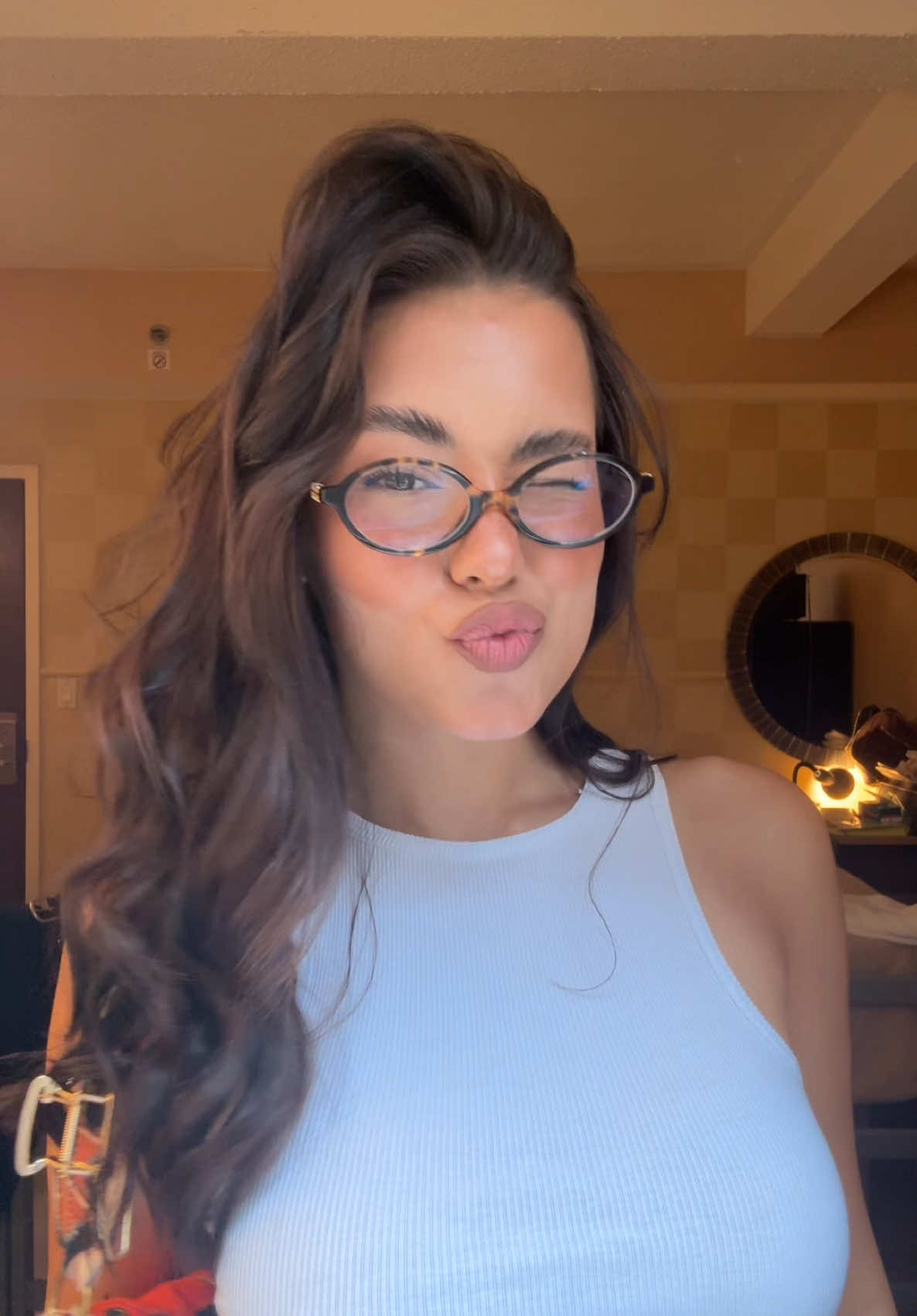 A post by @parzialeerebeccaa on TikTok caption: Non guardate il casino dietro grz!!!