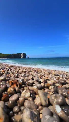 A post by @mihaelamelniciuc1 on TikTok caption: #etretatnormandie #ocean #🌊🏖️ #🌊wave_team🌊 #normandie🇨🇵 