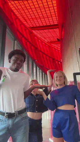 A post by @marinedmusique on TikTok caption: Je veux vous voir danser tout l’été sur Cœur maladroit 😍💃🏼  #tiktokmusic  @Franck lenar @moicestmaia 