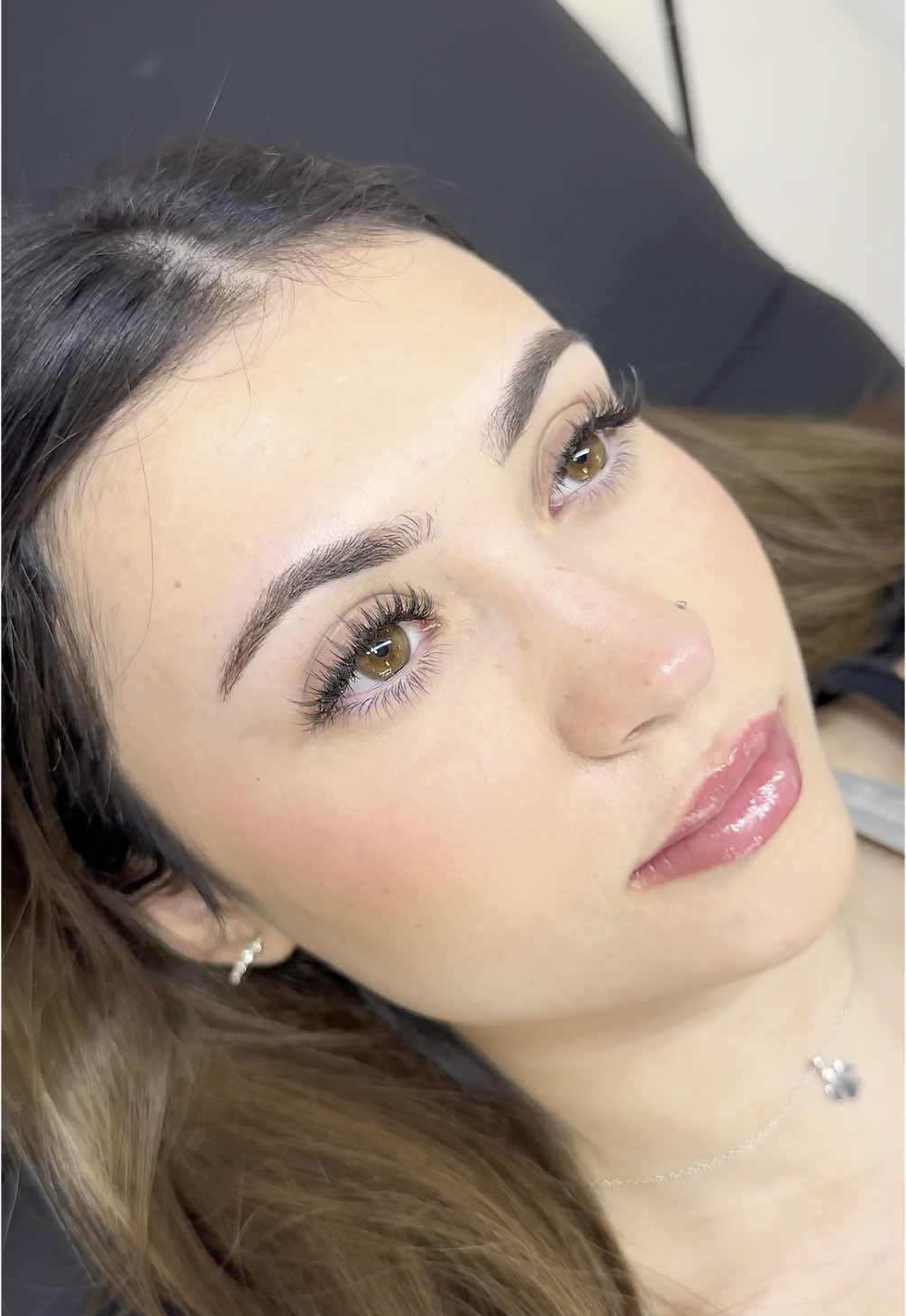 A post by @mauvellalashacademy on TikTok caption: I’m addicted to Anime Wispy Lash Sets 🤭 #animelashes #animelashset #wispylashes 