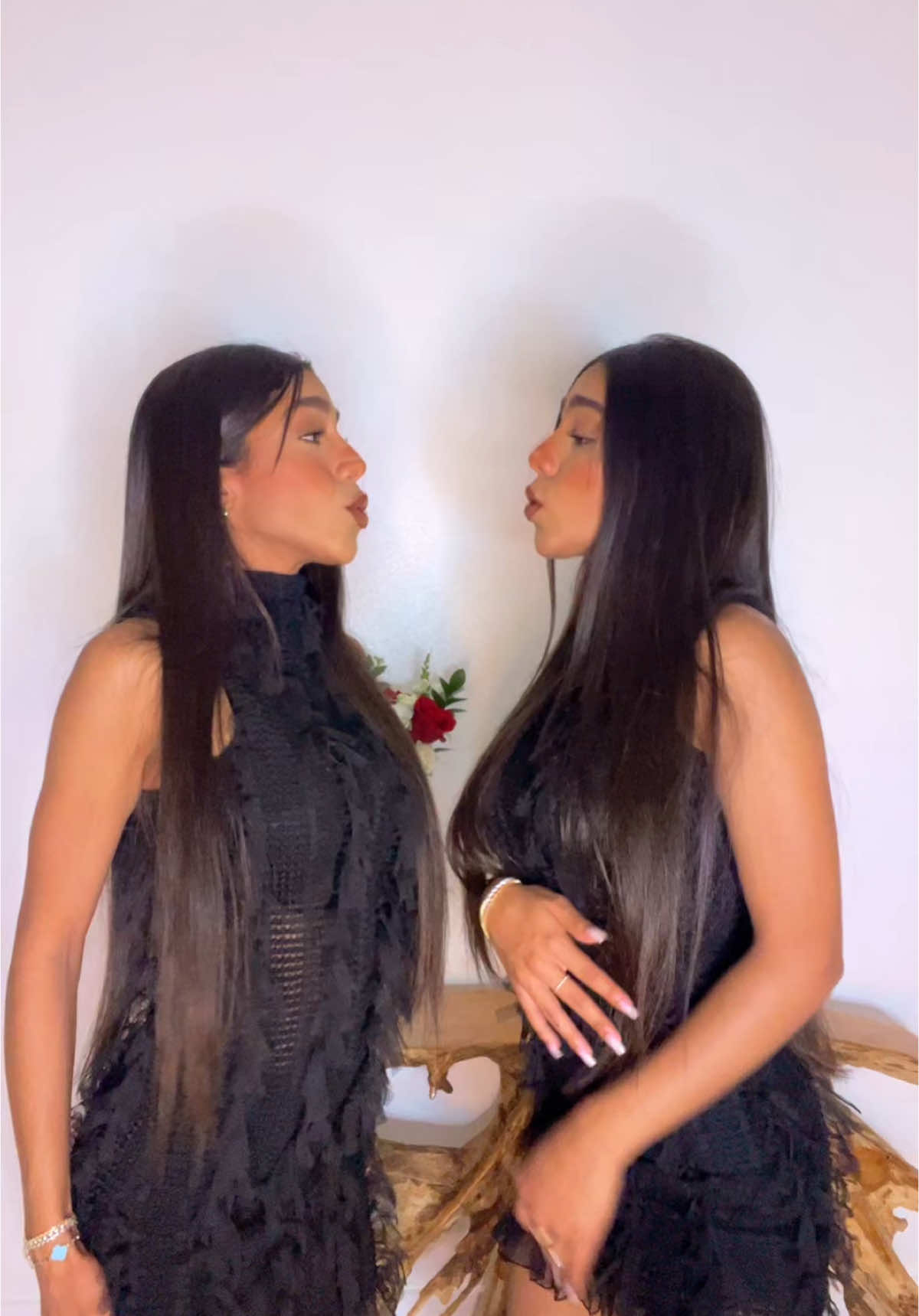 A post by @pedraza_twins17 on TikTok caption: Mamasotas 🖤 #foryou #parati #fyp ig-pedraza_twin 