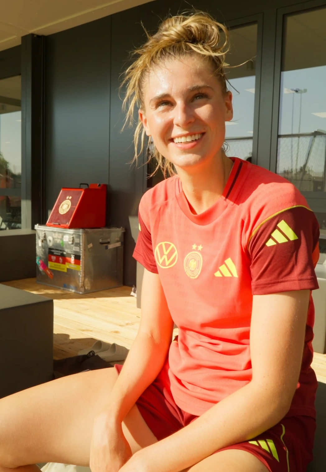 A post by @dfb on TikTok caption: Komm, paar Grad gehen noch 🥵 #dfbfrauen #fussball #dfb 