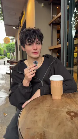 A post by @andrewlarranaga on TikTok caption: Tengo la voz gruesa 😏😂 #parati #voz #bromeasesunpapucho 