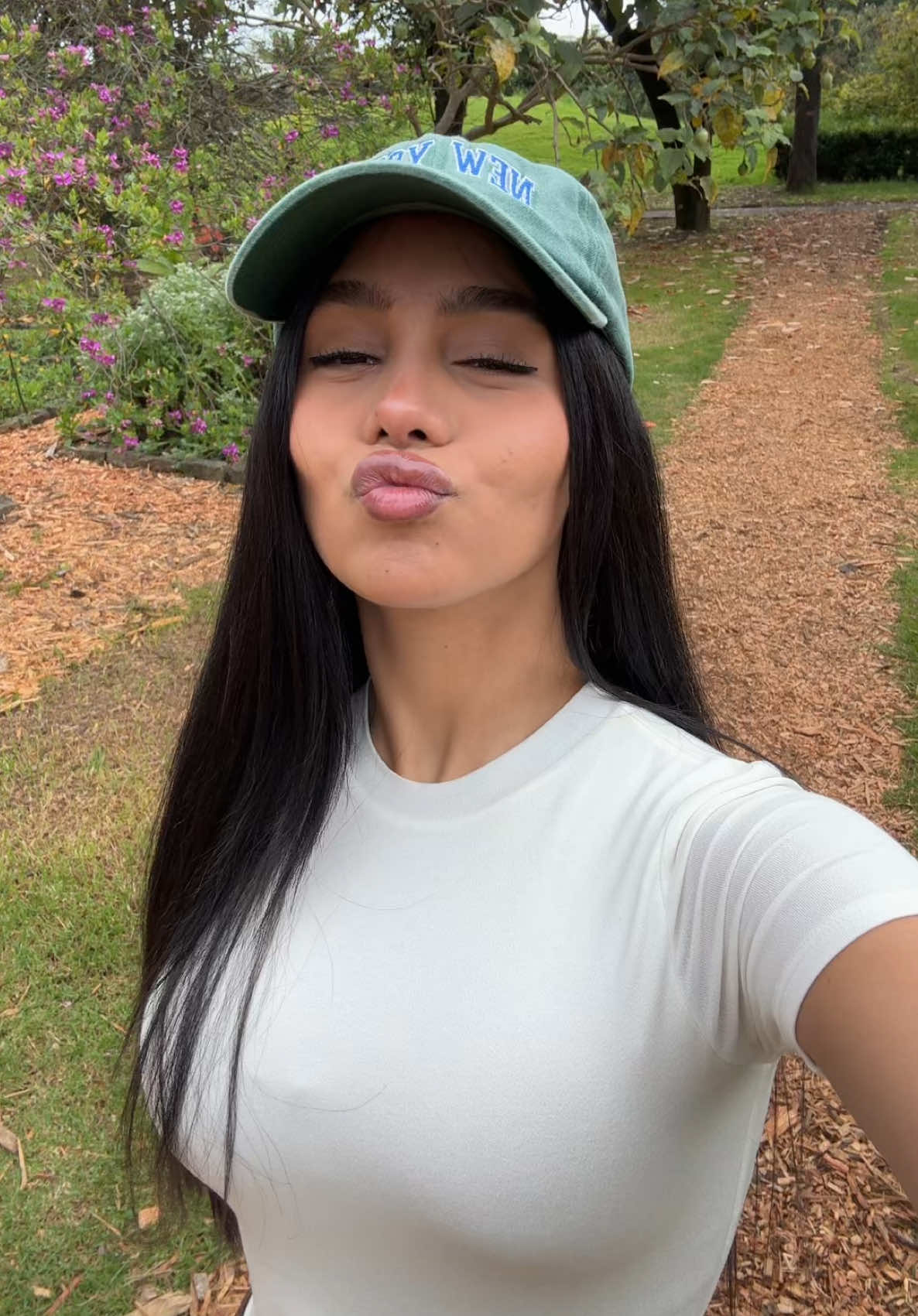 A post by @barbaramirezzz on TikTok caption: me encontré una amiguita 😼