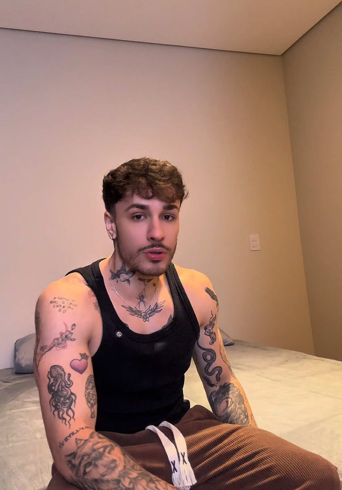 A post by @ibrunoguilherme on TikTok caption: Agora tenho uma cama 🛌 pra dormir 😴 