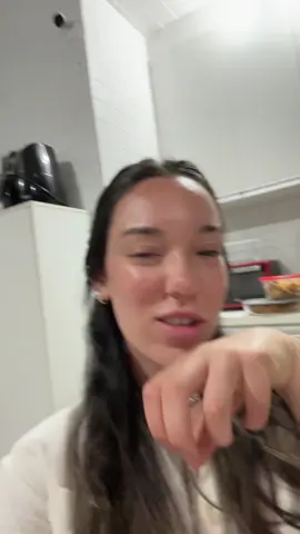 A post by @viviinthecity on TikTok caption: UM QUE????