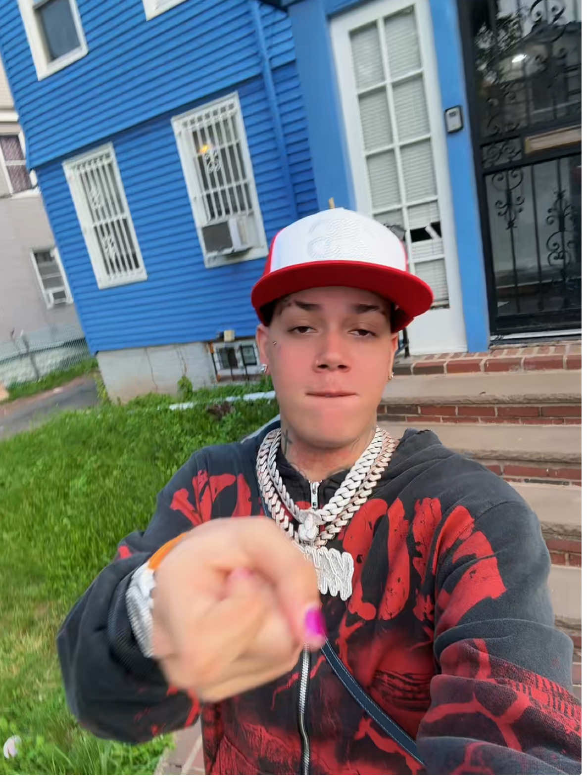 A post by @yaiseloficial on TikTok caption: Moca con to el mundo 🪰👹 #yaisellamelodia #yaisellm 