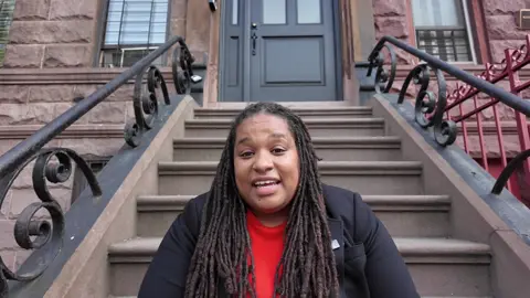 A post by @coolriss on TikTok caption: ¡Este martes 25 de junio, haz que tu voz se escuche! Soy Clarisa Alayeto, nacida en El Barrio y criada en vivienda pública en el Sur del Bronx. Esta comunidad me formó, y ahora estoy lista para representarte en el Concejo Municipal. Vota por una de las tuyas. Vota por una líder que sí te escucha. 🗳️ Marca a Clarisa Alayeto como tu opción #1 #ClarisaForCouncil #Distrito8 #ElBarrio #SouthBronx #PoderLatina #FYP #OrgulloAfroLatino #NYCHA #ViviendaDigna #Elecciones2025