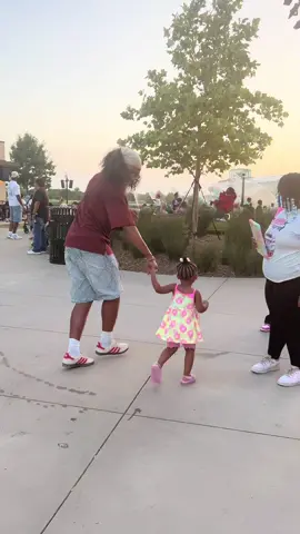 A post by @t.eian on TikTok caption: The little girl is so precious 🤩⭐️ #teian #tgvng 