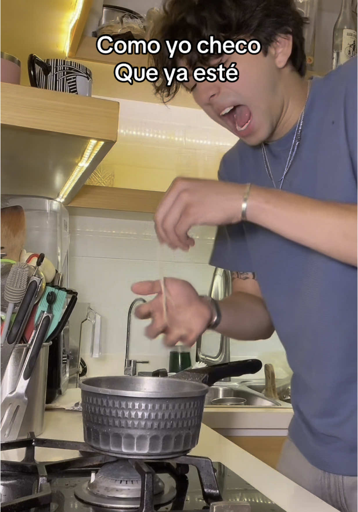 A post by @millos999 on TikTok caption: Mi técnica funciona mejor  #comedia #mamá #cocina 