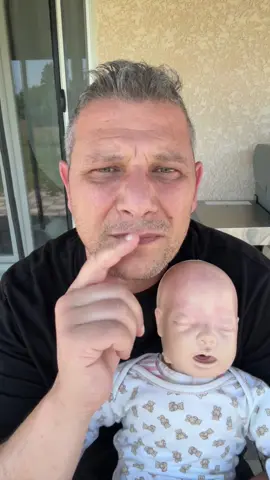 A post by @lvprvention on TikTok caption: 🚗☀️ ALERTE CANICULE : Un bébé oublié dans une voiture, encore une tragédie évitable. 💔 Dans cette vidéo, je partage une ASTUCE SIMPLE pour ne PLUS JAMAIS oublier votre enfant en voiture. Sensibilisons-nous, partageons pour sauver des vies ! 🛑 #SécuritéBébé #Canicule #AstuceVitale 