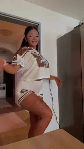 A post by @dianamoga88 on TikTok caption: #fypシ 