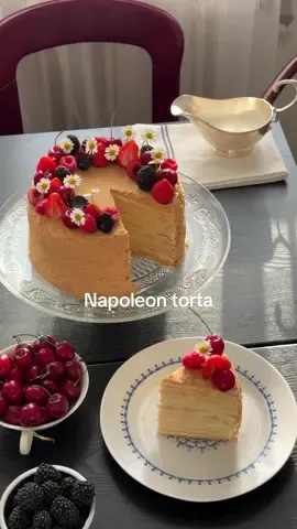 A post by @ivo_zinee on TikTok caption: Napoleon torta i Đole! ❤️🍒 Recept u opisu!  RECEPT tijesto: 700g brašna 500g hladnog maslaca izrezanog na kockice 2 jaja 200 ml hladne vode pola žličice soli pola žličice praška za pecivo krema: 6 žumanjaka 50g gustina 750 ml mlijeka 230g maslaca 150g šećera ekstrakt vanilije 250g mascarpone sira (sobna temp) postupak: Brašno, prašak za pecivo i sol sjediniti, a potom dodati hladni maslac i rukama izraditi do teksture pijeska. Paziti da ne dirate predugo rukama da se maslac ne otopi. Dodati jaja i vodu i sjediniti u tijesto. Normalno je da bude teško za baratati, ali malo pobrašniti ako je nemoguće raditi s njim. Podijeliti na 10-12 jednakih dijelova, zamotati u prozirnu foliju i ostaviti 3-4 sata, idealno preko noći u hladnjaku.  Razvaljati kore na pek-papiru, izrezati krug (moj je nekih 21 cm), nabosti vilicom i peći na 200C dok ne porumene (10-12 minuta). Pecite i viškove, njih ćete isto iskoristiti za oblaganje torte.  Za to vrijeme pripremiti klasičnu kremu tako što ćete žumanjke umutiti sa šećerom i gustinom dok ne posvijetle, a mlijeko u koje ste dodali vaniliju ugrijati tik do vrenja. Polako dodavati mlijeko u žumanjke konstantno miksajući. Vratiti na vatru i na laganoj vatri kuhati dok ne provrije (stalno miješati!!) i onda nastaviti još 2-3 minute. Dodati maslac, sjediniti i ostaviti da se stegne.  Kad je krema hladna i čvrsta, izmutiti, dodati mascarpone sobne temperature i sjediniti. Tortu slagati sloj po sloj, paziti da ostavite dovoljno kreme za vanjštinu torte. Pritisnuti knjigama ili utegom po želji i prohladiti. Viškove tijesta koje ste ispekli zajedno s korama samljeti i obložiti tortu. Ostaviti preko noći u hladnjaku. Ukrasiti po želji i uživati.  #kuhanje #recept #Recipe #napoleon #napoleoncake #Summer #balasevic #balkan #balkantiktok #bosna #hrvatska #berlin #srbija 