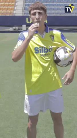 A post by @cadizclubdefutbol on TikTok caption: 🔮👀 Adivina el jugador por equipos con @los_colgaos_