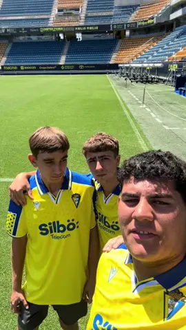 A post by @cadizclubdefutbol on TikTok caption: 💛💙 Una visita muy especial del año pasado 🐐 @los_colgaos_