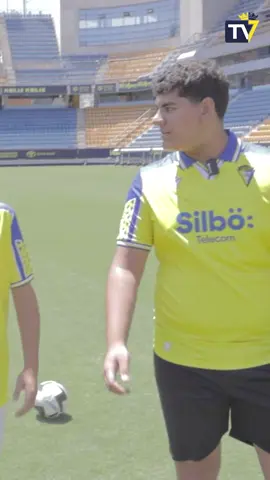 A post by @cadizclubdefutbol on TikTok caption: 🐐 ¿Y tú, de qué eres más, de Messi o de Cristiano 🗿 @los_colgaos_ lo tienen claro
