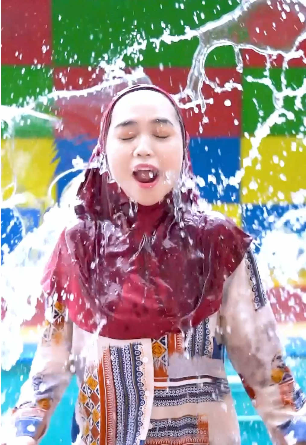 A post by @riaricis on TikTok caption: Demi apa?! @Pramy Indonesia  Udah waterproof, transferproof, tahan 12 jam lagi! Mana spray nya halus banget, kecintaan banget emang Pramy ❤️❤️ #settings pray #makeupawet  